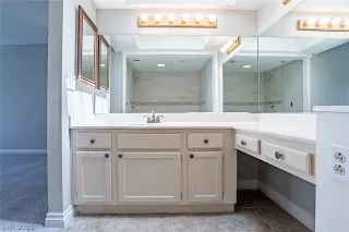 Photo #5: 2303248 Listing