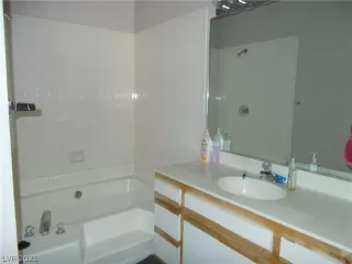 Photo #4: 2303291 Listing