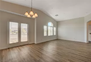 Photo #5: 2303422 Listing