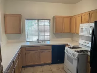 Photo #6: 2303815 Listing