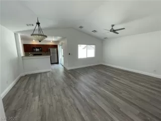 Photo #5: 2303893 Listing 