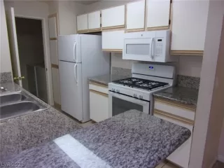 Photo #3: 2304096 Listing