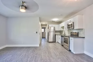 Photo #3: 2304156 Listing