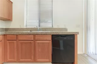 Photo #5: 2304176 Listing