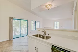 Photo #4: 2304191 Listing