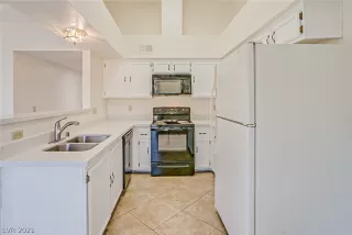 Photo #5: 2304191 Listing