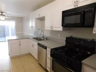 Photo #6: 2304195 Listing