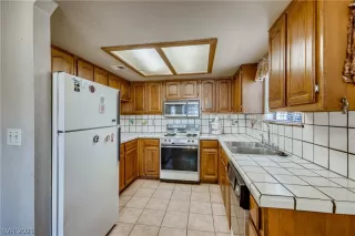 Photo #5: 2304232 Listing