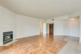 Photo #6: 2304324 Listing