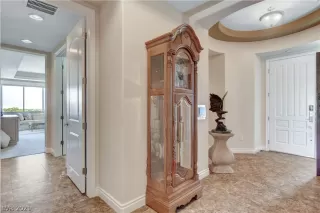 Photo #5: 2304419 Listing