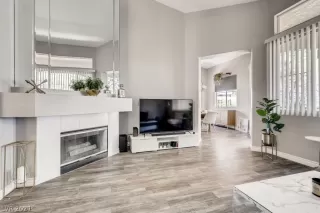 Photo #2: 2304562 Listing