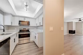 Photo #4: 2304568 Listing