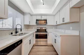 Photo #5: 2304568 Listing