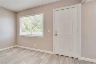 Photo #6: 2304601 Listing