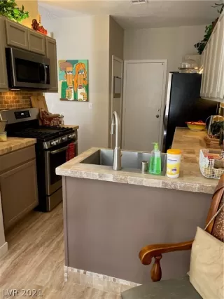 Photo #5: 2304616 Listing