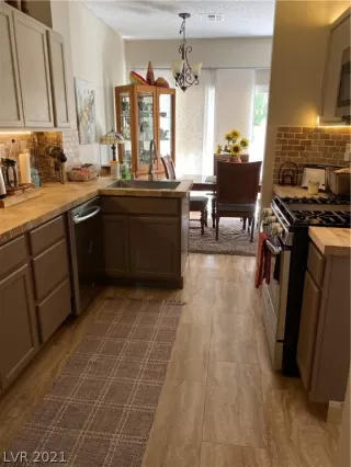 Photo #6: 2304616 Listing