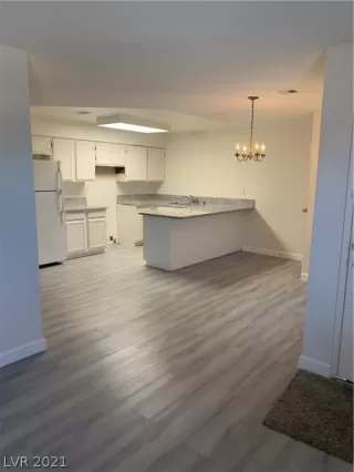 Photo #4: 2304670 Listing