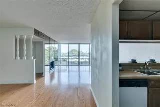 Photo #4: 2304673 Listing