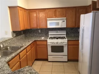 Photo #5: 2304713 Listing