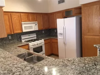 Photo #6: 2304713 Listing