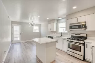 Photo #6: 2304735 Listing