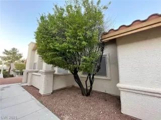 Photo #4: 2304783 Listing