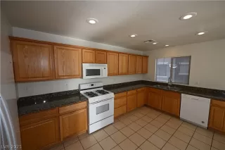 Photo #5: 2304844 Listing 