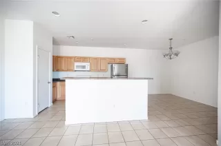 Photo #5: 2305000 Listing 