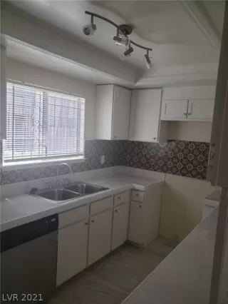 Photo #4: 2305185 Listing