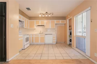 Photo #4: 2305252 Listing