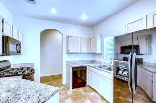 Photo #5: 2305388 Listing