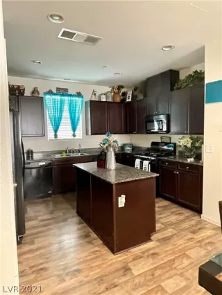 Photo #2: 2305538 Listing