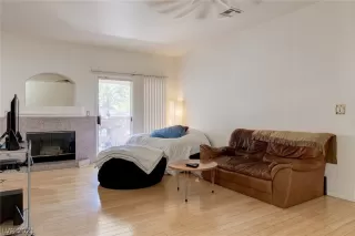 Photo #3: 2305556 Listing