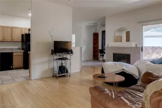 Photo #4: 2305556 Listing