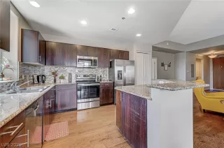 Photo #4: 2305957 Listing