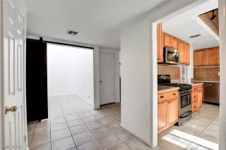 Photo #5: 2305963 Listing 