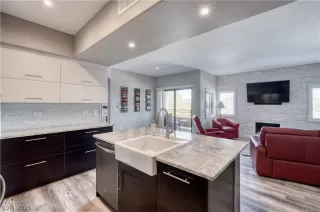 Photo #6: 2305991 Listing