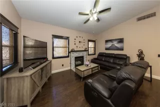 Photo #3: 2306867 Listing