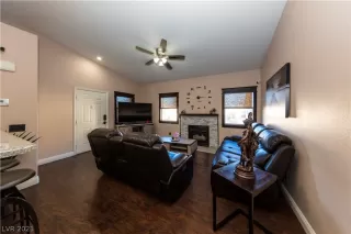 Photo #4: 2306867 Listing