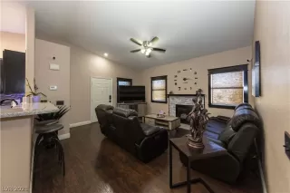 Photo #5: 2306867 Listing