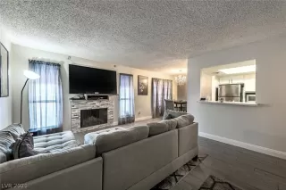 Photo #3: 2306923 Listing