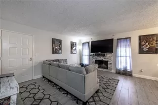 Photo #4: 2306923 Listing