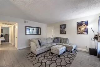 Photo #6: 2306923 Listing