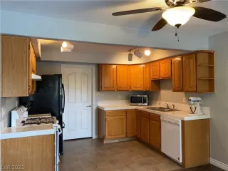 Photo #2: 2307014 Listing