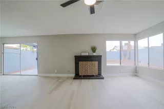 Photo #6: 2307131 Listing