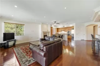 Photo #4: 2307283 Listing