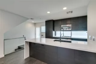 Photo #5: 2307579 Listing