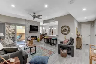 Photo #5: 2307678 Listing