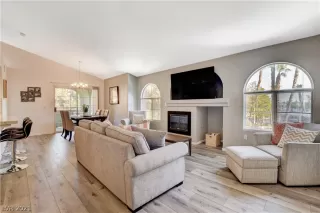 Photo #5: 2307704 Listing