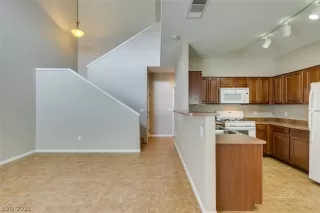 Photo #5: 2307907 Listing